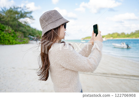 用智能手機拍照的女人 122706908