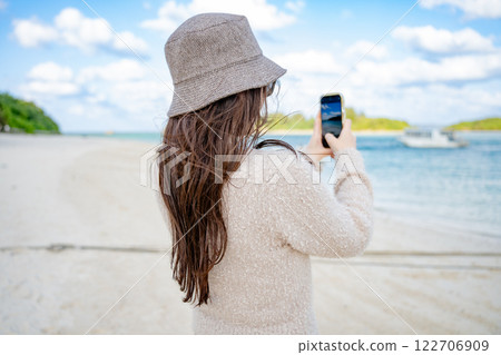 用智能手機拍照的女人 122706909