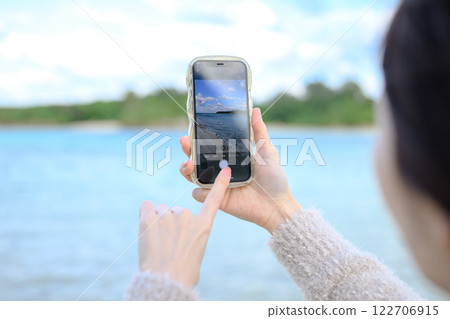 用智能手機拍照的女人 122706915