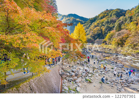 豐田市香嵐溪的紅葉與巴川（愛知縣） 122707301