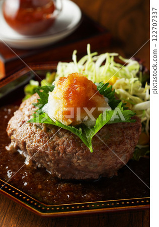 日式磨碎的漢堡牛排 122707337
