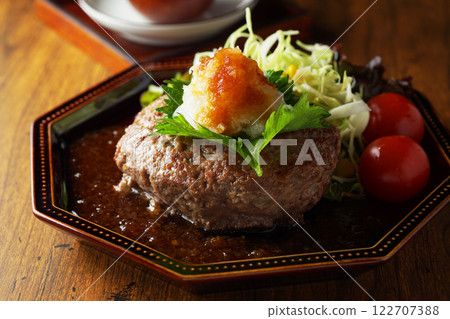 日式磨碎的漢堡牛排 122707388