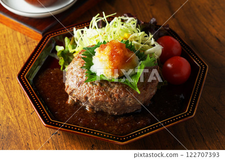 日式磨碎的漢堡牛排 122707393