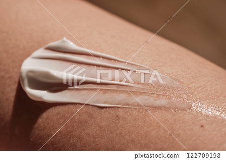 White body cream on dry human skin. 122709198