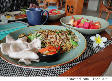 Bali breakfast - noodles and fruits 122710048