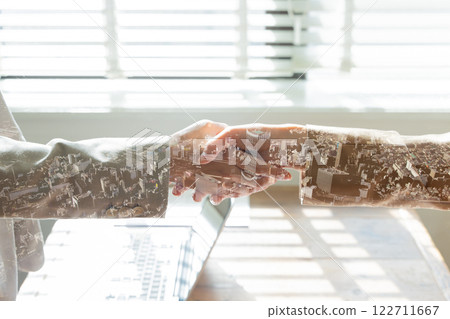 握手的兩個商人 122711667