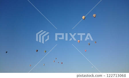 漂浮在藍天的熱氣球 122713068