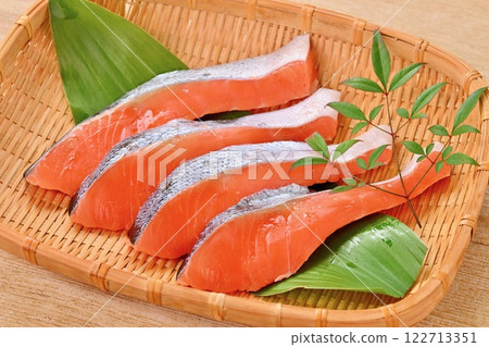 Four slices of imported salted salmon, salted jacket salmon, and silver salmon, all of which are uncooked and undheated ingredients. 122713351