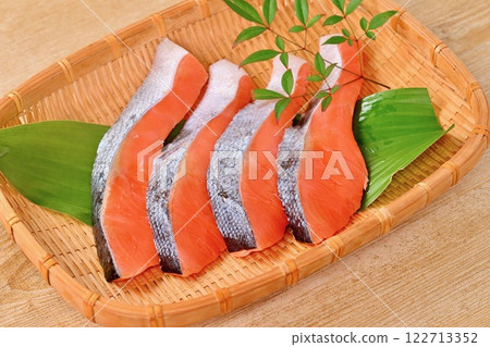 Four slices of imported salted salmon, salted jacket salmon, and silver salmon, all of which are uncooked and undheated ingredients. Four slices of imported salted salmon, salted jacket salmon, and silver salmon, all of which are uncooked and undheated ingredients. 122713352