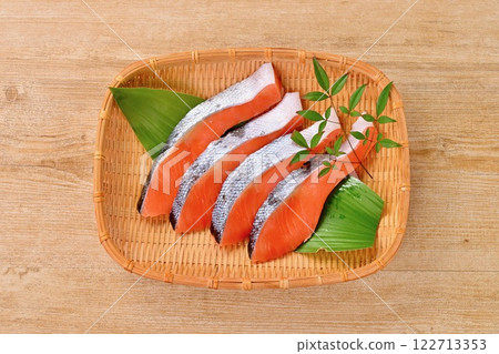 Four slices of imported salted salmon, salted jacket salmon, and silver salmon, all of which are uncooked and undheated ingredients. Four slices of imported salted salmon, salted jacket salmon, and silver salmon, all of which are uncooked and undheated ingredients. 122713353