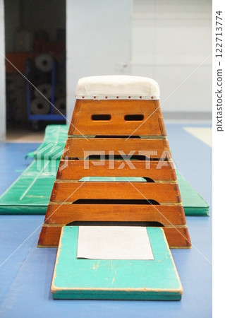 體育館內有七層的跳馬箱，前後均設有平台和墊子 122713774