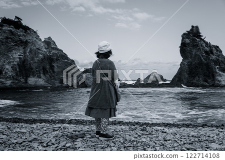 母親站在海灘上（單色） 122714108