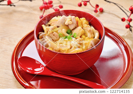 註）蒸氣是合成的。親子丼（雞肉雞蛋蓋飯），裡面有雞蛋、雞腿、姬菇和洋蔥。 122714135