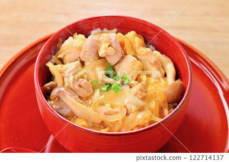 註）蒸氣是合成的。親子丼（雞肉雞蛋蓋飯），裡面有雞蛋、雞腿、姬菇和洋蔥。 122714137