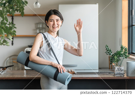 在家拿著瑜珈墊的女人（運動、瑜珈、皮拉提斯） 122714370