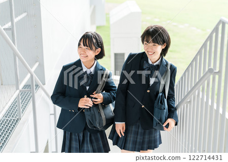 Elementary school, junior high school, and high school students going to and from school (stairs) 122714431