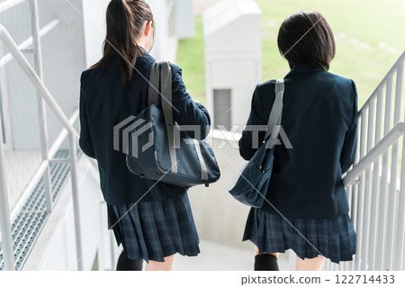 小學生、國中生、高中生上下學（樓梯） 122714433