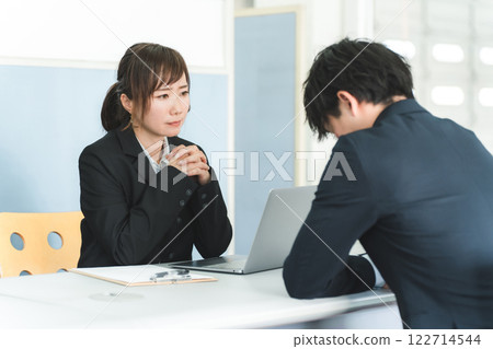 一名管理女商人和一名年輕商人舉行會議、面試、人員評估和會議。 一名管理女商人和一名年輕商人舉行會議、面試、人員評估和會議。 122714544