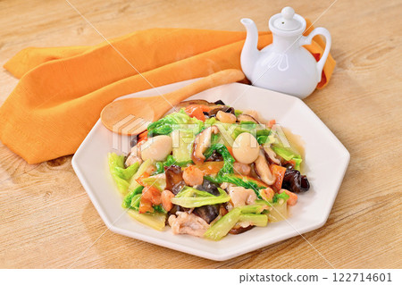 注意：蒸氣是合成的。八珍，一道富含蔬菜的中國菜。 122714601