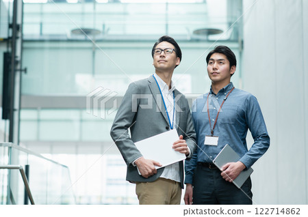 在辦公室工作的商人[拍攝合作：SKY Perfect Tokyo Media Center] 122714862