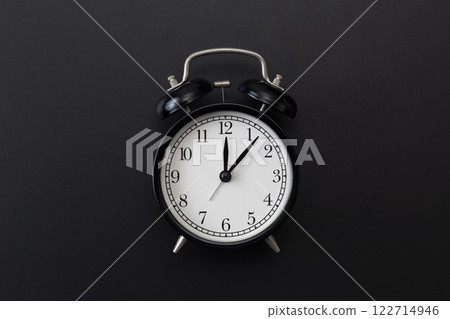黑色背景上的鬧鐘 122714946