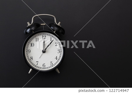 黑色背景上的鬧鐘 黑色背景上的鬧鐘 122714947