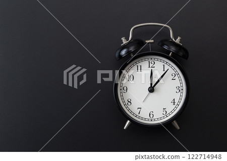 黑色背景上的鬧鐘 黑色背景上的鬧鐘 122714948