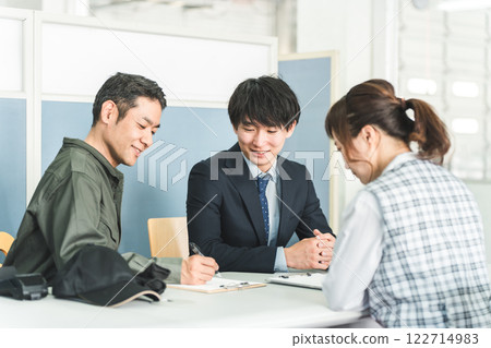 男女員工在公司開會 122714983
