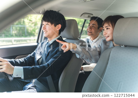 出租車上的幾名乘客支持他們的目的地 出租車上的幾名乘客支持他們的目的地 122715044