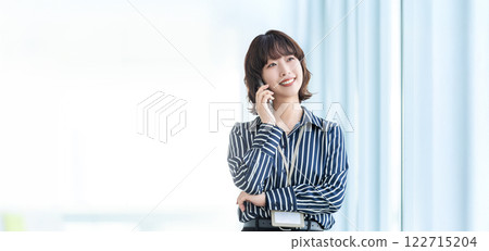 Smiling woman/businesswoman talking on smartphone 122715204