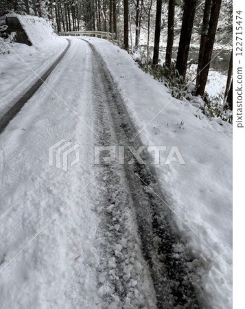 Ruts of cars running in the snow 122715474