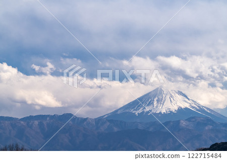 <Yamanashi Prefecture> Mount Fuji covered in clouds in winter <Yamanashi Prefecture> Mount Fuji covered in clouds in winter 122715484