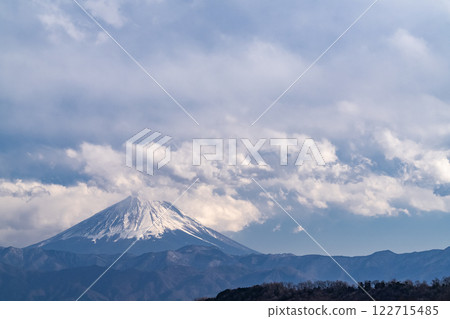 <Yamanashi Prefecture> Mount Fuji covered in clouds in winter <Yamanashi Prefecture> Mount Fuji covered in clouds in winter 122715485