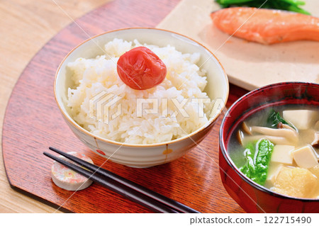 注意：蒸氣是合成的。日本料理的形象。白飯、配料豐富的味噌湯、烤鮭魚、玉子燒（蛋捲）、炒菠菜。 122715490