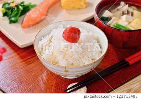 注意：蒸氣是合成的。日本料理的形象。白飯、配料豐富的味噌湯、烤鮭魚、玉子燒（蛋捲）、炒菠菜。 122715495