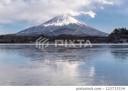 <Yamanashi Prefecture> Mt. Fuji in winter and frozen Lake Shojiko <Yamanashi Prefecture> Mt. Fuji in winter and frozen Lake Shojiko 122715534