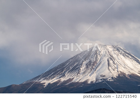 <Yamanashi Prefecture> Mt. Fuji in winter and frozen Lake Shojiko 122715540