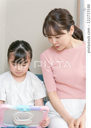 9歲的女兒和媽媽 122715586