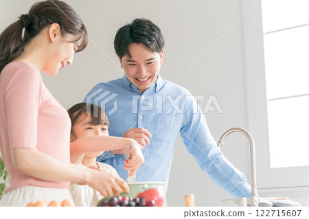 9 歲女兒與父母一起做飯 122715607
