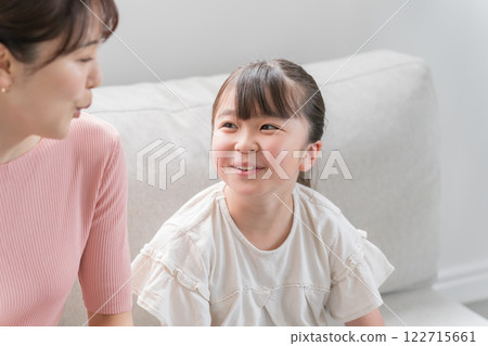 9歲的女兒和媽媽 122715661