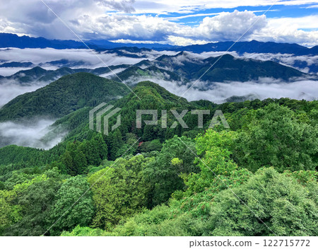 從上峰山頂眺望的雲海 從上峰山頂眺望的雲海 122715772