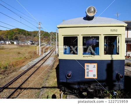 信州上田市別處溫泉站的秋天:圓窗電車(茂葉5252)和鐵路線。 信州上田市別處溫泉站的秋天:圓窗電車(茂葉5252)和鐵路線。 122715959