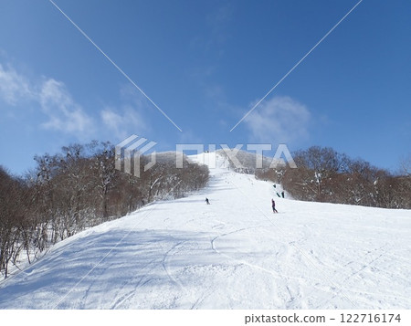 被藍天和山脈環繞的滑雪場 122716174