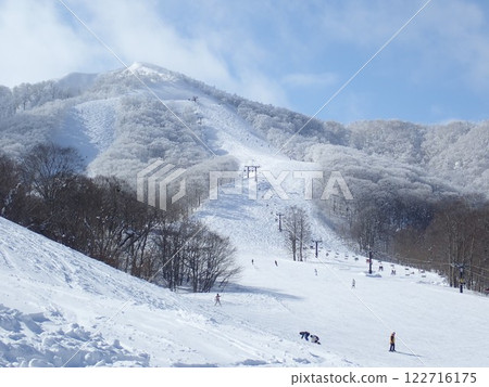 被藍天和山脈環繞的滑雪場 122716175