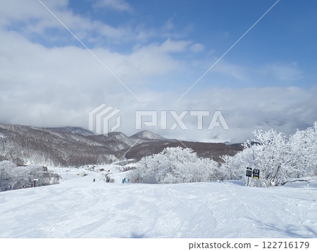 被藍天和山脈環繞的滑雪場 被藍天和山脈環繞的滑雪場 122716179