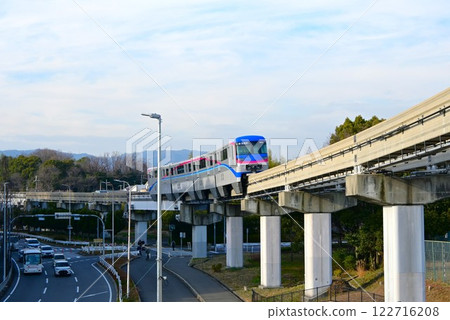 黃昏時分穿過城市的單軌列車 122716208