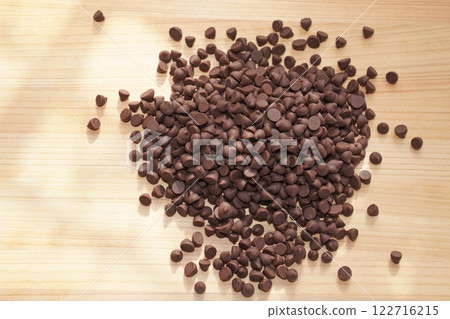 Chocolate chips on wooden board. copy space. 122716215