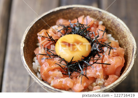 蛋黃鮭魚生魚片蓋飯 蛋黃鮭魚生魚片蓋飯 122716419