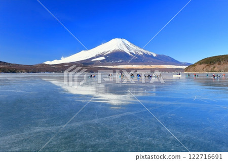 [Yamanashi Prefecture] Lake Yamanaka completely frozen over and inverted Mt. Fuji 122716691