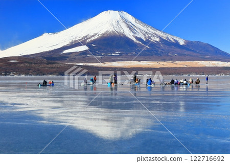 【山梨縣】山中湖完全結冰 富士山倒塌 【山梨縣】山中湖完全結冰 富士山倒塌 122716692